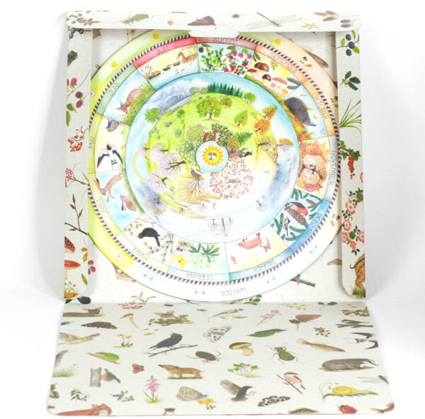 Jahresuhr in Graspapierverpackung, farbig mit Pflanzen und Tieren illustriert.